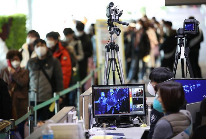 신종 코로나바이러스 감염증이 확산되고 있는 가운데 28일 인천공항 제1터미널 입국장에서 검역원들이 중국에서 출발한 항공기 탑승객의 발열 검사를 하고 있다. 김창길 기자