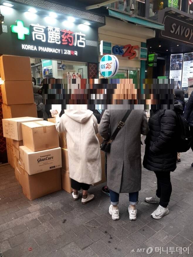명동의 한 약국 앞서 마스크를 구매하기 위해 길게 늘어선 중국인 관광객들. /사진 = 오진영 기자