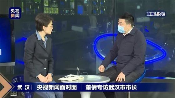저우셴왕 우한시 시장이 27일 중국 국영 CCTV와 인터뷰를 하고 있다. 저우 시장은 이번 폐렴 사태에 책임을 지고 자리를 내놓을 것이라고 말하고 있다. [중국 CCTV 캡처]