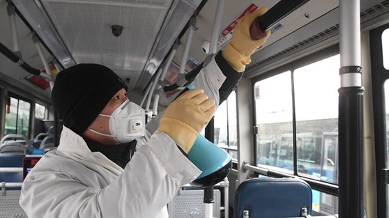 신종 폐렴 확산을 막기 위해 베이징 공공버스에 대한 소독이 실시되고 있다. [중국 신화망 캡처]