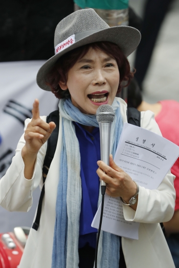 주옥순 엄마부대 대표가 8일 서울 종로구 일본대사관 앞에서 기자회견을 열고 "문재인 정부가 일본 정부에 사과해야 한다"며 발언하고 있다./사진=뉴시스