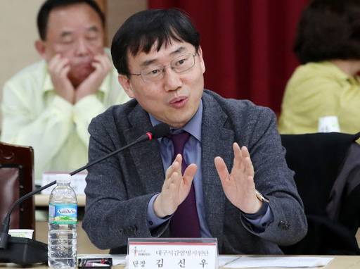 김신우 대구시감염병지원단장이 29일 오전 대구시청 대회의실에서 열린 '신종 코로나바이러스 감염증(우한 폐렴) 관계기관 대책회의'에서 발언하고 있다.