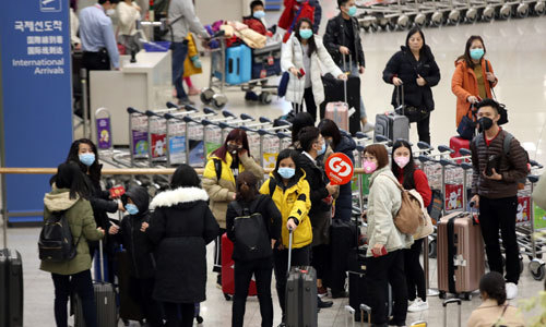 인천국제공항 1터미널에서 마스크를 쓴 외국인 관광객들이 입국하고 있다. 연합뉴스
