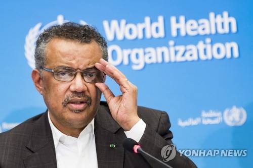 WHO, 신종코로나 '국제적 공중보건 비상사태' 선포 (제네바 AP=연합뉴스) 테드로스 아드하놈 게브레예수스 세계보건기구(WHO) 사무총장이 30일(현지시간) 스위스 제네바의 WHO 본부에서 긴급 위원회 회의 직후 기자회견을 갖고 신종 코로나바이러스 감염증인 '우한 폐렴'에 대해 '국제적 공중보건 비상사태'(PHEIC)를 선포한다고 밝히고 있다. leekm@yna.co.kr