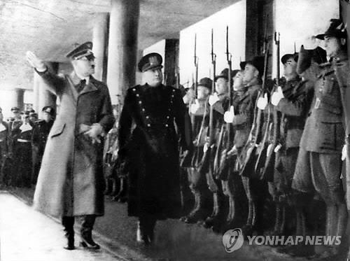 독일 나치의 아돌프 히틀러와 병사를 사열하는 무솔리니(오른쪽). [dpa=연합뉴스]