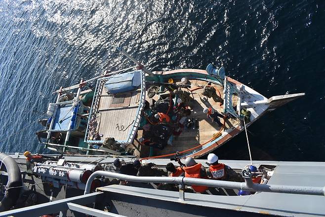 2020년 2월1일(한국 시각) 오만 해역에서 청해부대 31진이 연료 부족과 엔진 정지로 표류하던 이란 국적 선박을 구조하고 있다. 합동참모본부 제공