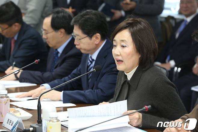 박영선 장관이 태림산업에서 '신종코로나바이러스 감염증 관련 기업 간담회'를 하고 있다.