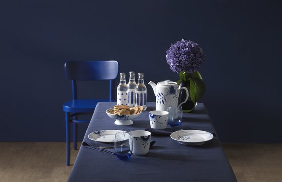 덴마크 왕실 도자기 브랜드 '로얄코펜하겐'은 로얄 블루를 주조색으로한 도자기를 생산한다. [사진 로얄코펜하겐]