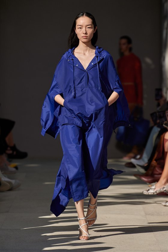 경쾌한 느낌의 블루 컬러의 아노락 스타일 드레스를 선보인 페라가모. [사진 페라가모 2020 SS 컬렉션]