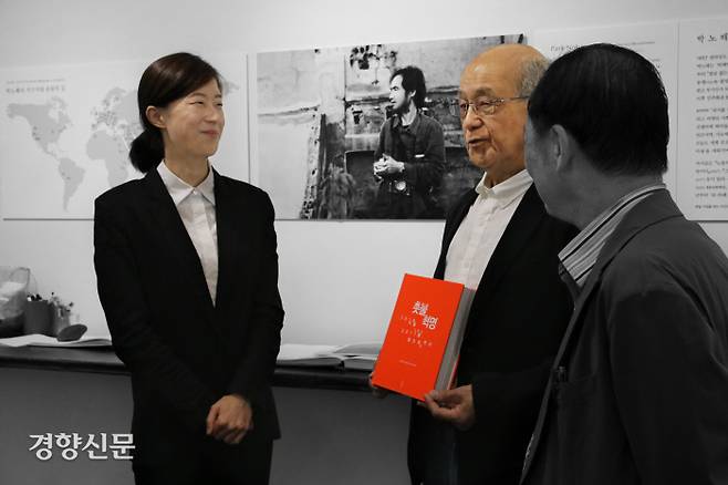 김예슬 나눔문화 사무처장(왼쪽)과 시라이 다카시 일본 희망연대 대표(가운데). 도서출판 느린걸음 제공