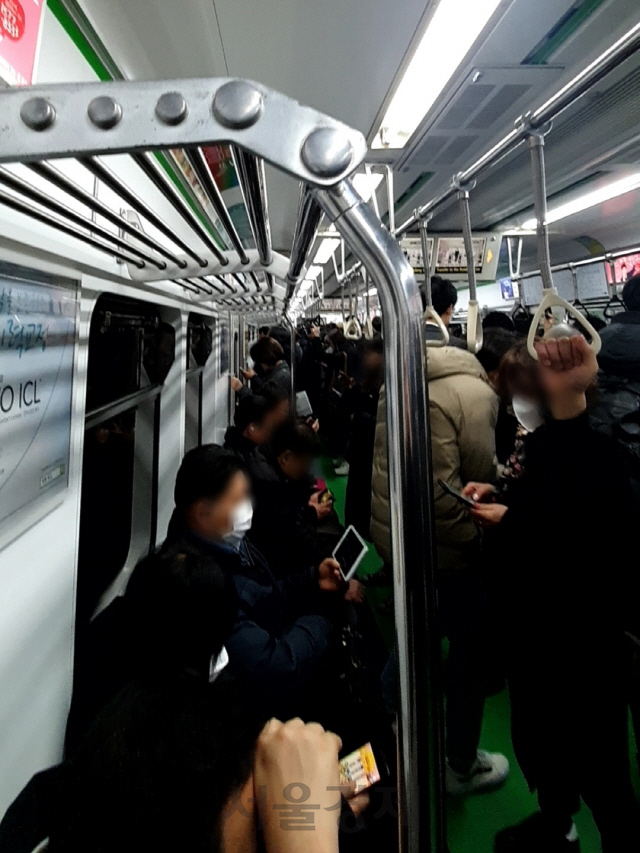 서울 지하철 열차에 마스크를 착용한 시민들이 타고 있다. 신종 코로나바이러스 감염증 공포가 장기화하면서 일상에서 스트레스를 호소하는 시민들이 늘고 있다./서울경제DB