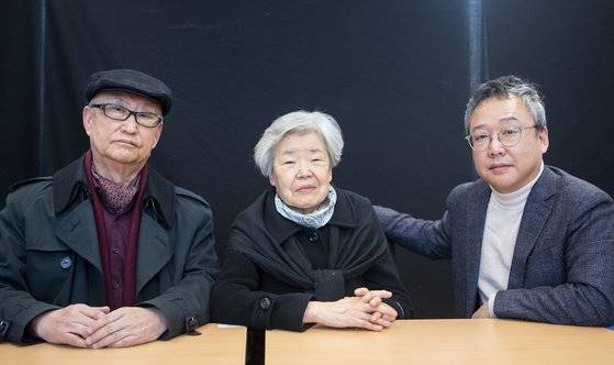 영화 '남산의 부장들' 실제 주인공인 김재규(1926~1980)의 셋째 매제 김양환(80)씨와 셋째 여동생 정숙(81)씨, 이들 부부의 아들이자 평론가 김성신(52)씨(왼쪽부터)가 3일 본사 인터뷰 후 한자리에 앉아 있다. 권혁재 사진전문기자