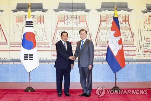 문 대통령과 캄보디아 총리 (서울=연합뉴스) 이진욱 기자 = 문재인 대통령이 4일 오후 청와대에서 훈센 캄보디아 총리와 면담에 앞서 기념촬영을 하고 있다.cityboy@yna.co.kr