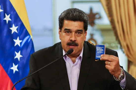 헌법전을 손에 든 니콜라스 마두로 베네수엘라 대통령. (사진=AFP/연합뉴스 제공)