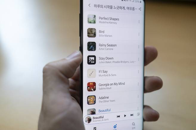 삼성 빅스비 역시 음악 재생 중에는 호출이 어렵다. 이럴 땐 물리 버튼을 이용하자.