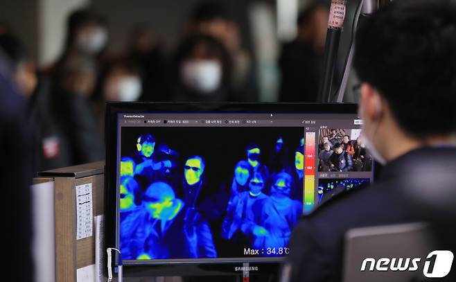 인천국제공항 제1여객터미널 입국장에서 여행객들이 열화상카메라가 설치된 검역대를 통과하고 있다.  /뉴스1 © News1 구윤성 기자