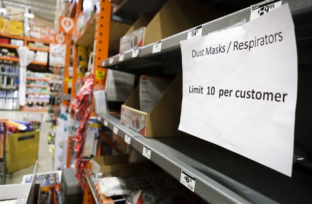 6일 미국 뉴햄프셔주 메리맥에 위치한 한 슈퍼마켓에 1인당 마스크 판매 개수를 10개로 제한한다는 안내문이 붙어있다. 메리맥=EPA 연합뉴스