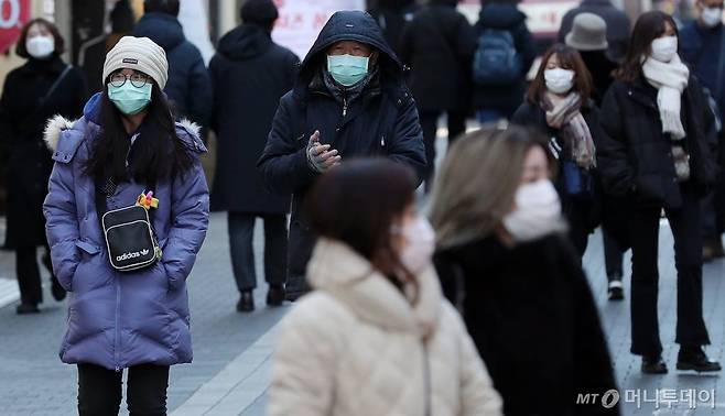 신종 코로나바이러스 감영증(우한 폐렴) 확산 우려가 이어지는 가운데 5일 오전 서울 명동 길거리에서 관광객들이 마스크를 쓰고 있다. / 사진=김창현 기자 chmt@