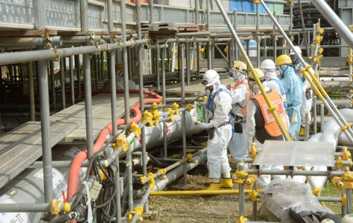 2017년 8월 22일 일본 후쿠시마 제1원전에서 근로자들이 방호복을 입고 작업 중이다. [교도=연합뉴스 자료사진]
