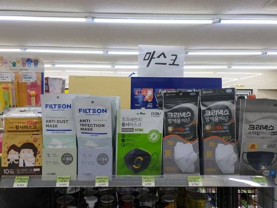 서울 서초구 서초동의 한 편의점에 마스크가 진열돼 있다. 정진호 기자