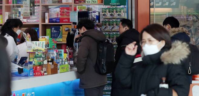 신종 코로나바이러스 감영증(우한 폐렴) 확산 우려가 이어지는 가운데 5일 오전 서울 시내의 한 약국에서 시민들이 마스크를 구매하고 있다. / 사진=김창현 기자 chmt@