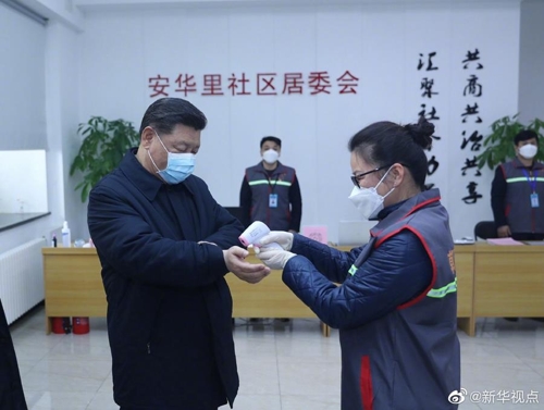 10일 마스크를 쓰고 체온을 재는 시진핑 중국 국가주석 [사진 신화통신]