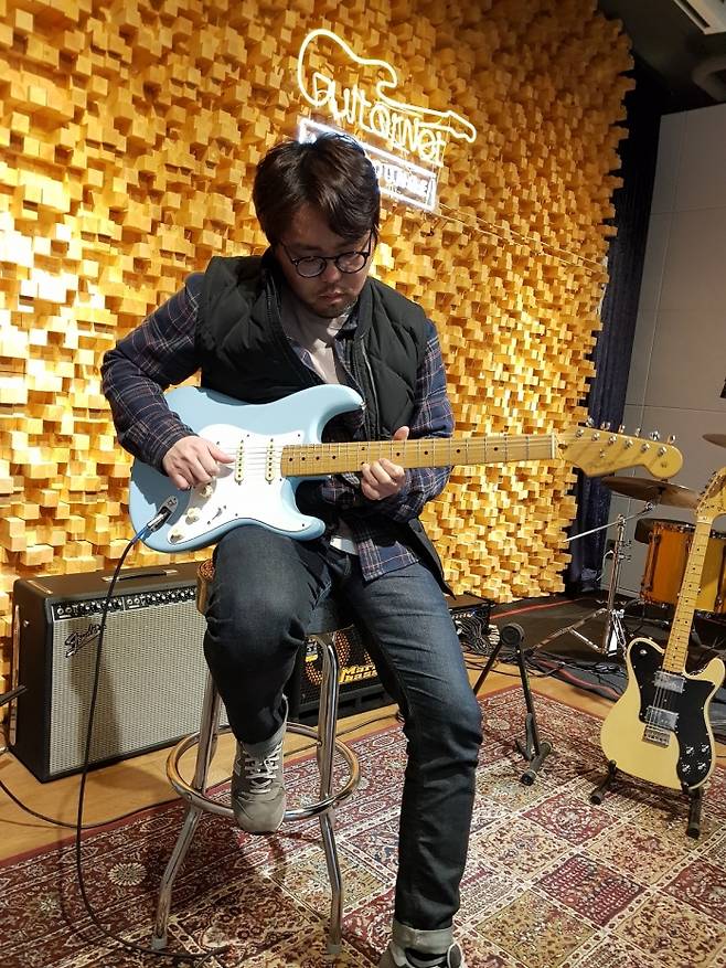 기타네트 사옥내 라이브라운지에서 펜더 빈테라 스트라토를 사연 중인 박주원.