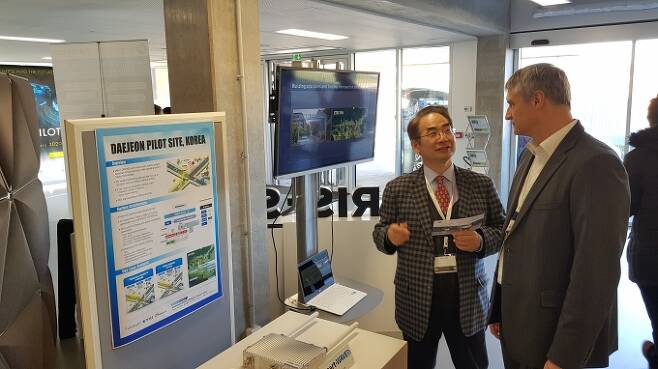 프랑스 베르사유 오토파일럿(AUTOPILOT) 전시장에서 참석자에게 ETRI 개발 기술을 설명하고 있는 오현서 책임연구원 [사진=ETRI]