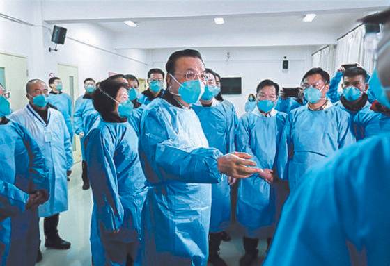 리커창 중국 총리가 1월 27일 우한의 신종 코로나바이러스 방역 현장을 지도하고 있다. [중국 정부망]
