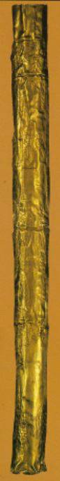 1호 구덩이에서 나온 황금지팡이. 길이가 1m43㎝이고, 무게는 463g이다.