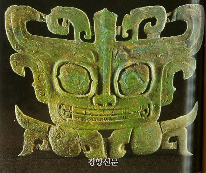 삼성퇴에서 확인된 청동기룡수면상. 기룡은 파충류를 일컫는 말이지만 중국 순 임금의 신하인 기(夔)와 용(龍)을 일컫기도 한다. 기는 음악을, 용은 간언(諫言)을 담당했다. 훌륭한 신하를 비유하여 이르는 말이다. 이 짐승얼굴상(수면상)은 상나라 시대의 도철(괴물)상과 사뭇 달라 촉나라의 독특한 문화로 운위된다.