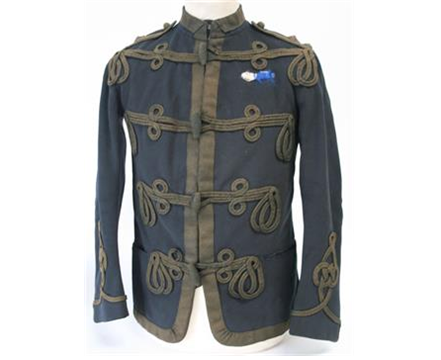 19세기 말 영국군 경기병대의 제복. 옷 전체에 걸쳐 브레이드 장식이 되어 있다. 그 중 양쪽 소매에 있는 것을 ‘오스트리아 매듭’이라 부른다. /사진=ⓒthe-saleroom.com