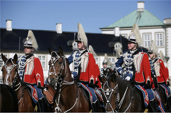 18세기 덴마크 경기병대를 재현한 행사. 소매의 오스트리아 매듭이 눈에 띈다. /사진=ⓒforsvaret.dk
