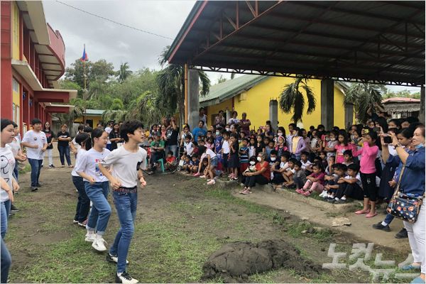 필리핀 현지에서 영어캠프에 참가중인 한국인 학생들이 8일 화산 분출 피해자 돕기 구호 활동을 펼쳤다. (사진=CGE 글로벌 필리핀 영어캠프)