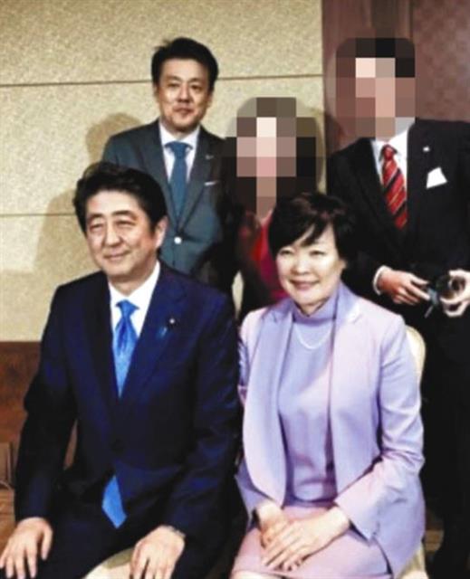 아베 신조 일본 총리 부부(앞줄)가 2016년 4월 벚꽃을 보는 모임 전야제에서 아와지 아키히토(뒷줄 왼쪽) 요쓰바 홀딩스 대표와 함께 찍은 사진.트위터 캡처