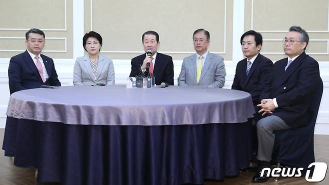 박주선 바른미래당 대통합개혁위원장(왼쪽 세번째)이 11일 오전 서울 여의도 국회 귀빈식당에서 열린 바른미래당·대안신당·민주평화당 통합추진 1차회의에서 모두발언을 하고 있다. 왼쪽부터 임재훈 바른미래당 의원, 박주현 민주평화당 통합추진특별위원장, 박 위원장, 유성엽 대안신당 통합추진위원장. 2020.2.11/뉴스1 © News1 임세영 기자