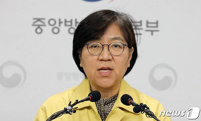 정은경 질병관리본부장이 14일 충북 청주시 오송읍 질병관리본부 브리핑실에서 코로나19(신종코로나) 국내 발생 현황 브리핑을 하고 있다. 질병관리본부는 오늘 오전 9시 기준으로 나흘째 발생하지 않으면서 총 감염자 수는 28명을 유지하고 있다고 밝혔다. 더불어 1차 입국 우한 교민 366명 모두 코로나19 검사 결과 음성으로 판정, 15일 격리시설에서 퇴소 및 격리해제될 예정이라고 설명했다. 2020.2.14/뉴스1 © News1 장수영 기자