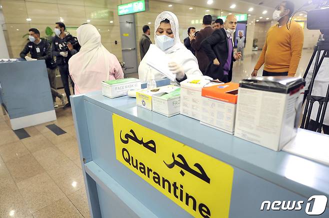 이집트 카이로 국제공항에서 보건당국 직원들이 여행객들에 대해 검역을 시행하고 있다. © AFP=뉴스1