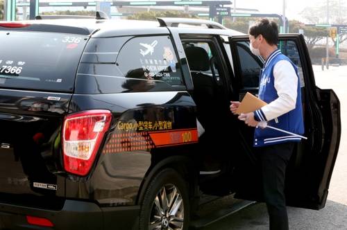 '짧은 만남 뒤 작별 인사' (인천=연합뉴스) 김상연 기자 = 14일 오전 인천국제공항 12번 출구 앞에서 인천대학교 국제지원팀 소속 A(35)씨가 중국인 유학생을 콜밴에 태운 뒤 배웅하고 있다. 2020.2.14 goodluck@yna.co.kr