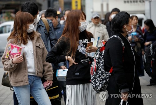 일본 도쿄의 마스크 구매 행렬 (도쿄 로이터=연합뉴스) 2월 14일 일본 도쿄의 한 약국 앞에서 시민들이 마스크를 사기 위해 줄을 서서 기다리고 있다. leekm@yna.co.kr