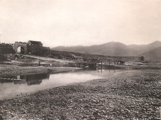 1930년대 일본 조사단이 찍은 당시 압록강변 퉁거우 지안의 들머리 풍경. 고구려성을 바탕으로 만든 성벽이 잘 남아 있고, 왼쪽에 출입하는 성문과 누각이 보인다.