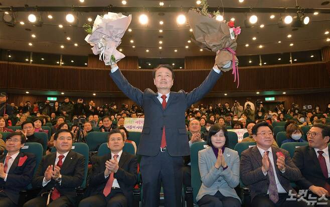 5일 오후 여의도 국회도서관에서 열린 미래한국당 중앙당 창당대회에서 한선교 신임 대표가 손을 번쩍 들고 있다. 박종민기자
