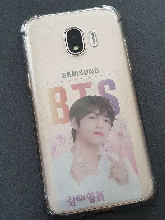 정 학생기자가 공신폰에 자신만의 개성을 드러낼 수 있는 장식을 더했다.