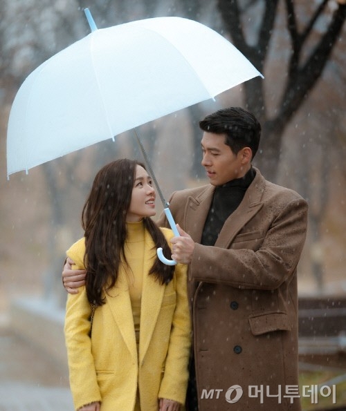 tvN '사랑의 불시착'이 지난 16일 종영한 가운데 촬영 비하인드 컷이 공개됐다 /사진제공=tvN