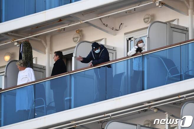 지난 10일 답답한 프린세스호 승객들이 발코니에 나와 있다. © AFP=뉴스1 © News1 우동명 기자