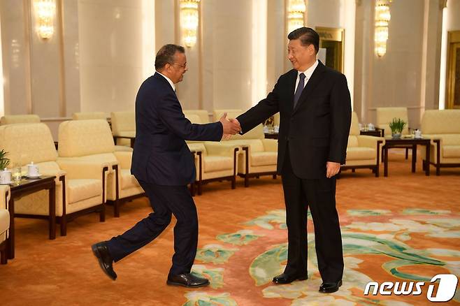 테워드로스 아드하놈 거브러여수스 사무총장(사진 왼쪽)이 지난달 28일 중국 베이징에서 시진핑 중국 국가주석과 악수를 하고 있다. 마치 황제를 알현하는 듯하다는 평가가 나왔었다. @ AFP=뉴스1