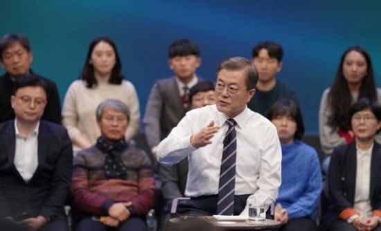 문재인 대통령이 지난해11월19일 오후 서울 상암동 MBC에서 '국민이 묻는다, 2019 국민과의 대화'를 하고 있다. [이미지출처=연합뉴스]