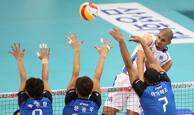 2014~2015 시즌 삼성화재 레오(오른쪽)가 현대캐피탈 3인 블로킹을 상대하는 모습. 한국배구연맹(KOVO) 제공