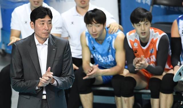 삼성화재 신진식 감독(왼쪽)과 두 리베로. 한국배구연맹(KOVO) 제공