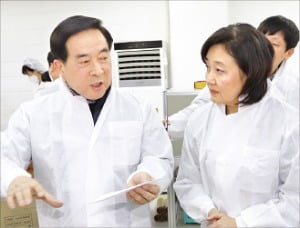 경기 안양에 있는 마스크 제조사 에버그린의 이승환 대표(왼쪽)가 박영선 중소벤처기업부 장관에게 마스크 제조 과정을 설명하고 있다.